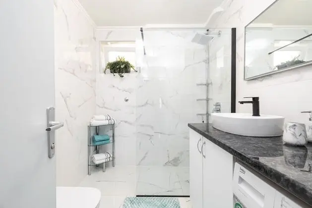 Ev (Three Bedroom House with Pool)