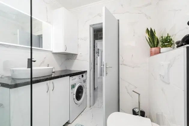 Ev (Three Bedroom House with Pool)