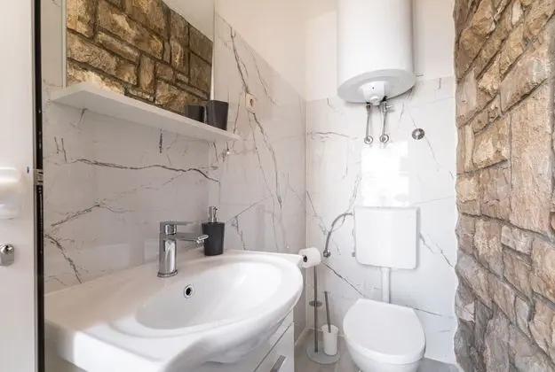 Ev (Three Bedroom House with Pool)