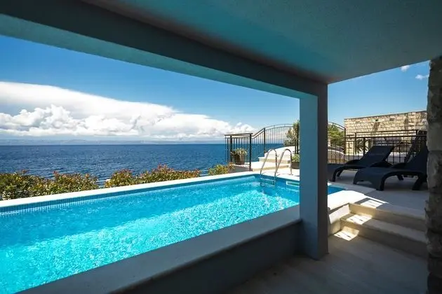 Ev (Three Bedroom House with Pool)