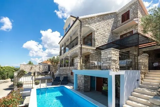 Ev (Three Bedroom House with Pool)