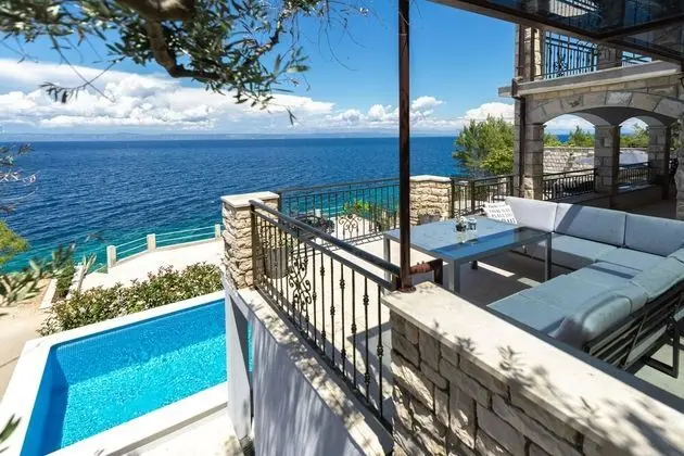 Ev (Three Bedroom House with Pool)