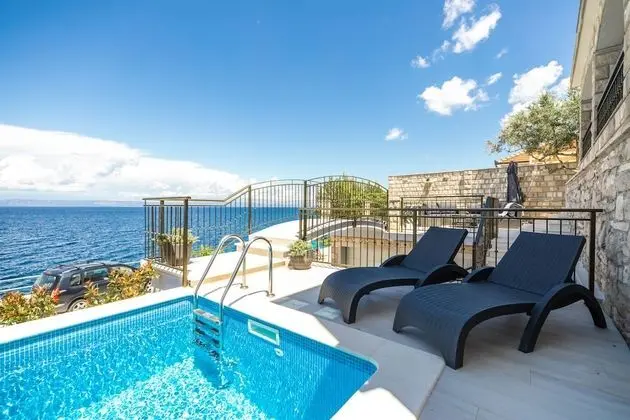 Ev (Three Bedroom House with Pool)