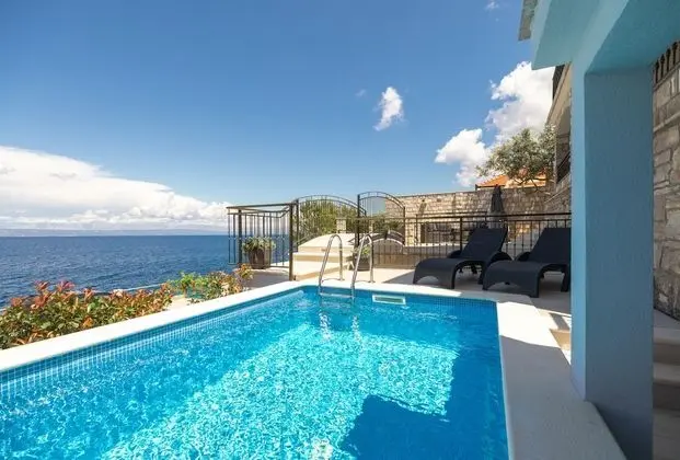 Ev (Three Bedroom House with Pool)