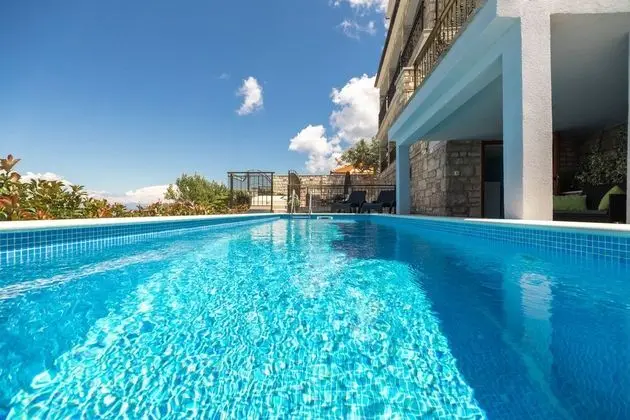 Ev (Three Bedroom House with Pool)