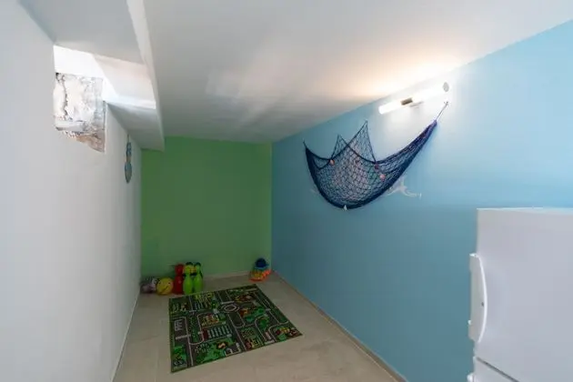 Ev (Three Bedroom House with Pool)