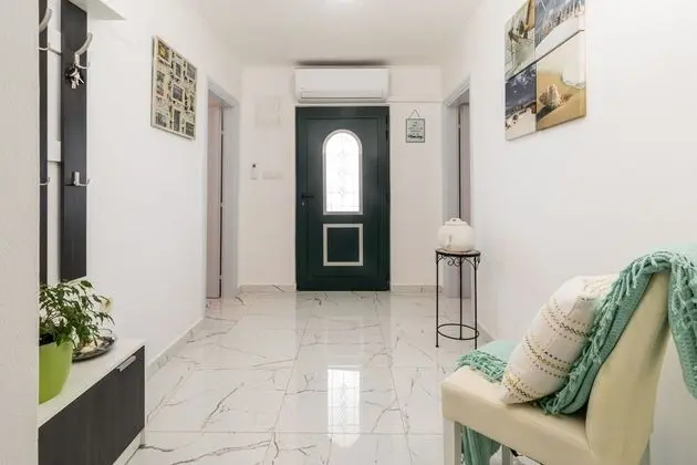 Ev (Three Bedroom House with Pool)