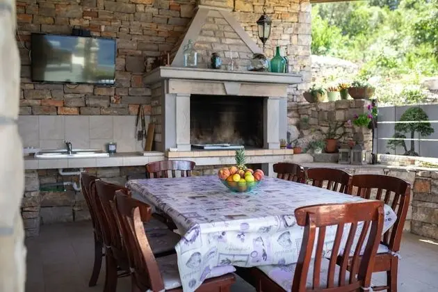 Ev (Three Bedroom House with Pool)