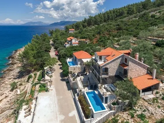 Ev (Three Bedroom House with Pool)