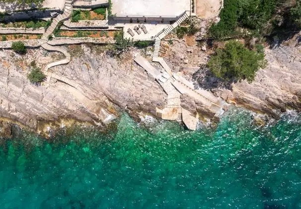 Ev (Three Bedroom House with Pool)