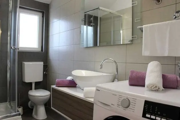 Ev (Three Bedroom Holiday Home with outdo)