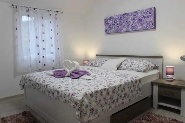 Ev (Three Bedroom Holiday Home with outdo)