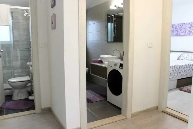 Ev (Three Bedroom Holiday Home with outdo)