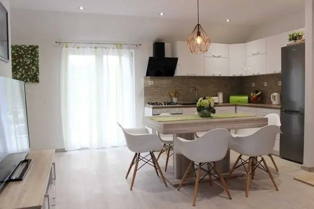 Ev (Three Bedroom Holiday Home with outdo)