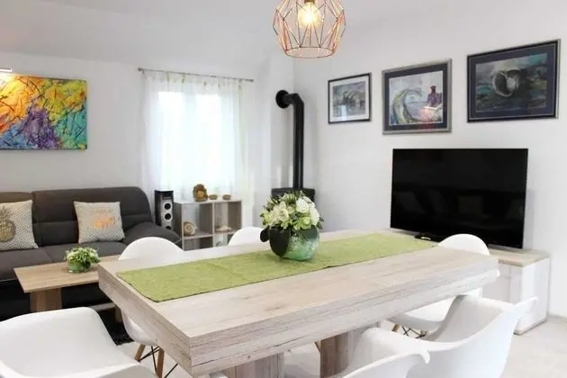 Ev (Three Bedroom Holiday Home with outdo)