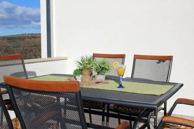 Ev (Three Bedroom Holiday Home with outdo)