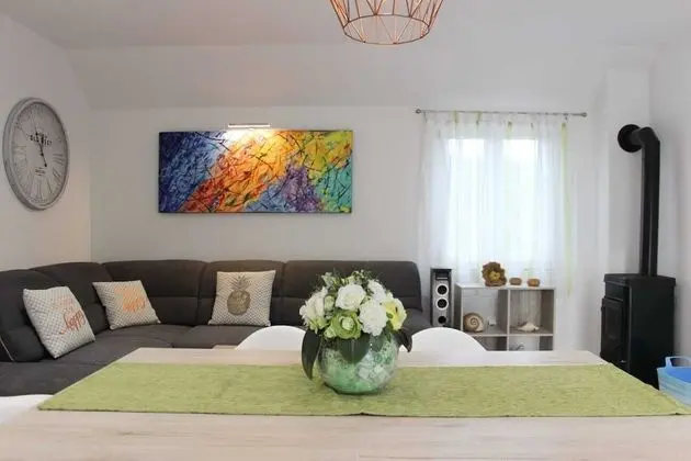 Ev (Three Bedroom Holiday Home with outdo)