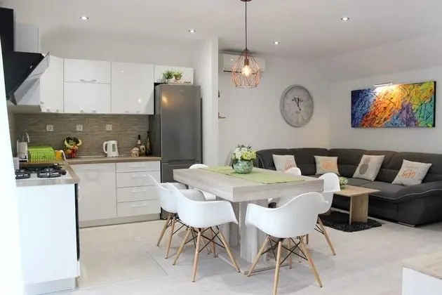 Ev (Three Bedroom Holiday Home with outdo)