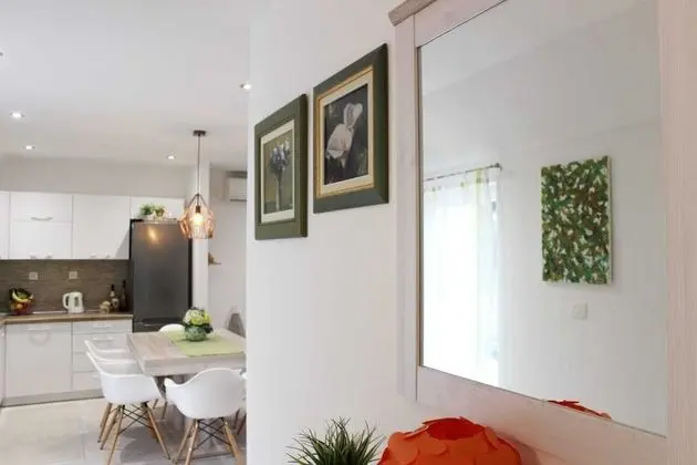 Ev (Three Bedroom Holiday Home with outdo)