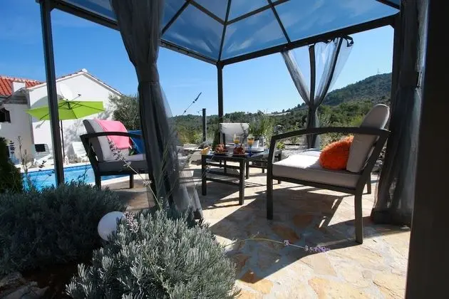 Ev (Three Bedroom Holiday Home with outdo)