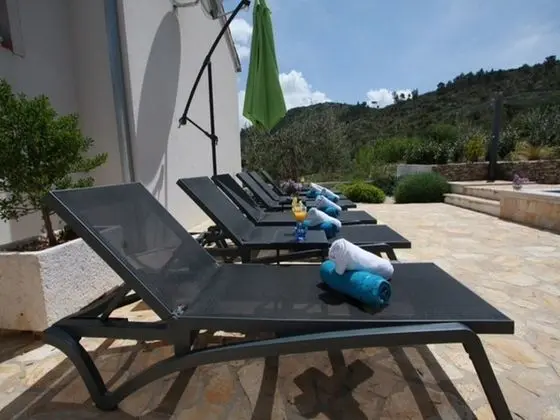 Ev (Three Bedroom Holiday Home with outdo)