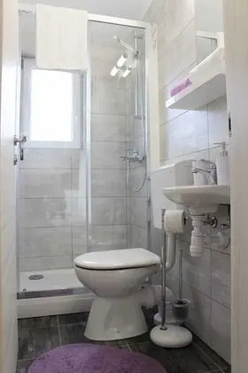 Ev (Three Bedroom Holiday Home with outdo)