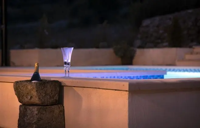 Ev (Three Bedroom Holiday Home with outdo)