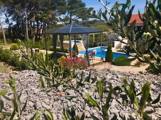 Ev (Three Bedroom Holiday Home with outdo)