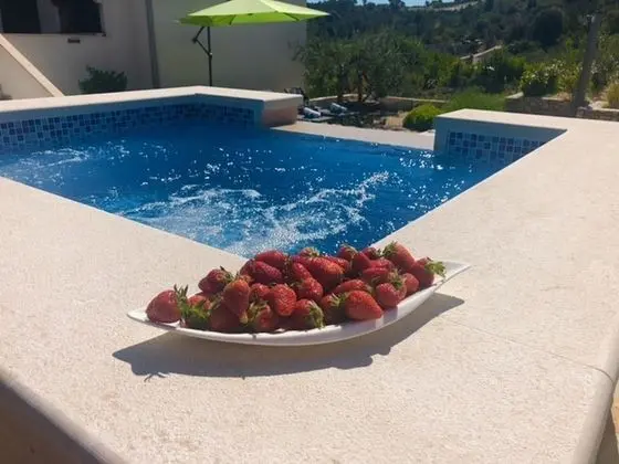 Ev (Three Bedroom Holiday Home with outdo)