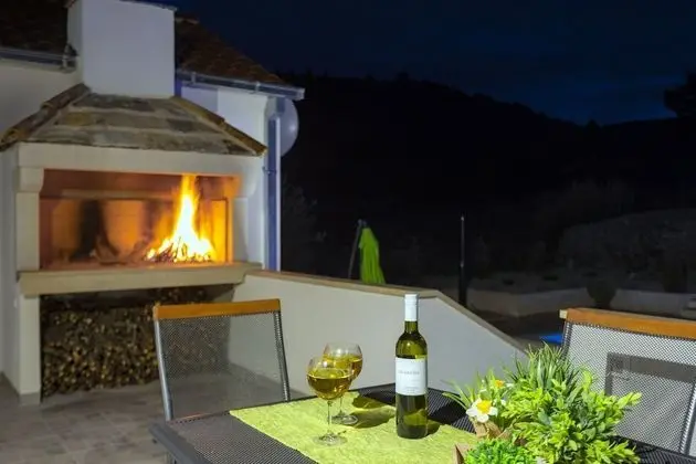 Ev (Three Bedroom Holiday Home with outdo)