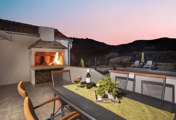 Ev (Three Bedroom Holiday Home with outdo)