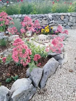 Ev (Three Bedroom Holiday Home with outdo)