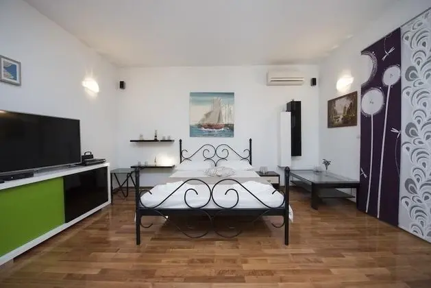 Ev (One Bedroom Home with Pool)