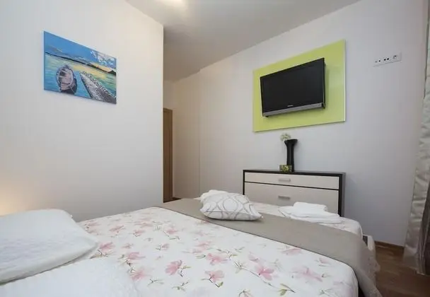 Ev (One Bedroom Home with Pool)