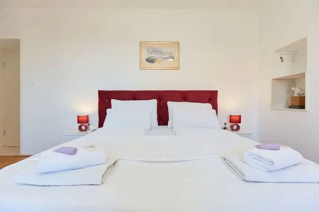 Ev (3 Bedroom HH with Garden and Sea View)