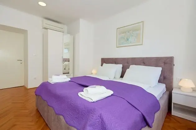 Ev (3 Bedroom HH with Garden and Sea View)