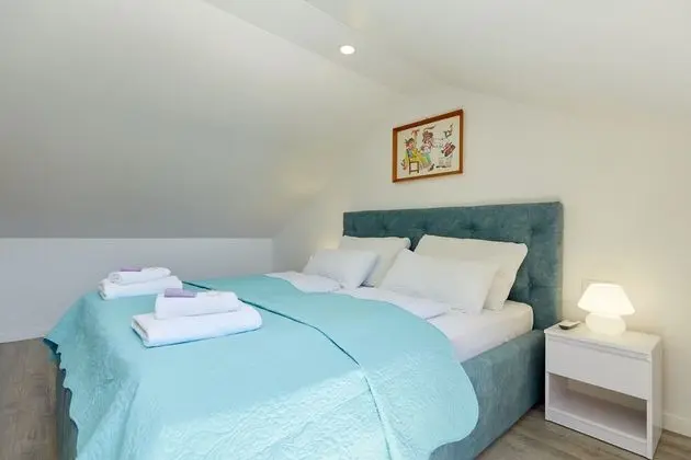 Ev (3 Bedroom HH with Garden and Sea View)