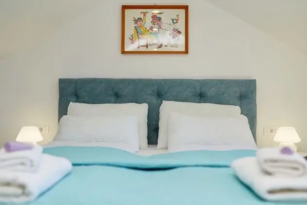 Ev (3 Bedroom HH with Garden and Sea View)