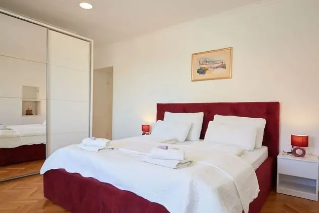 Ev (3 Bedroom HH with Garden and Sea View)