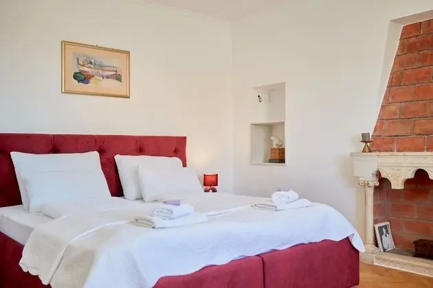 Ev (3 Bedroom HH with Garden and Sea View)