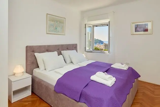 Ev (3 Bedroom HH with Garden and Sea View)