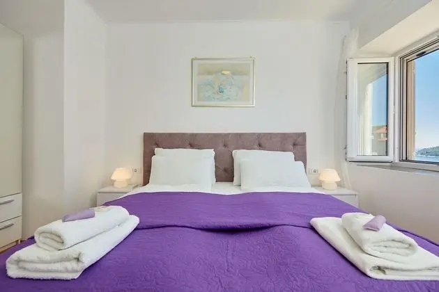 Ev (3 Bedroom HH with Garden and Sea View)