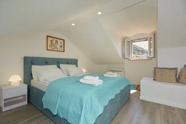 Ev (3 Bedroom HH with Garden and Sea View)