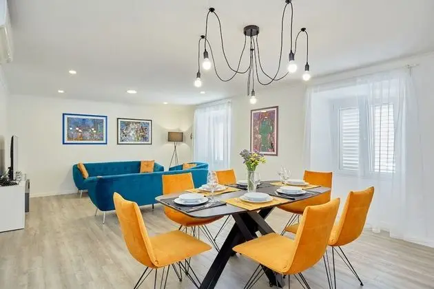 Ev (3 Bedroom HH with Garden and Sea View)