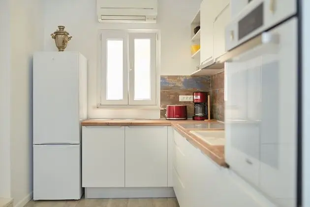 Ev (3 Bedroom HH with Garden and Sea View)