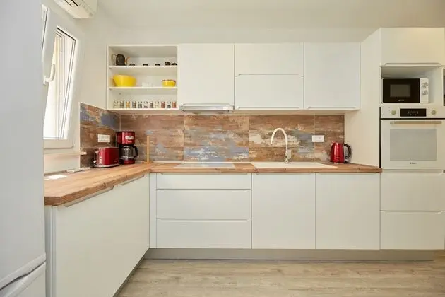 Ev (3 Bedroom HH with Garden and Sea View)