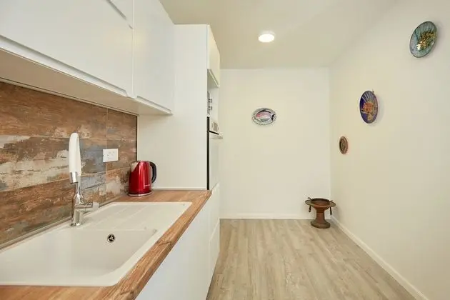 Ev (3 Bedroom HH with Garden and Sea View)