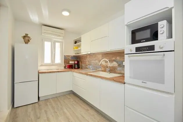 Ev (3 Bedroom HH with Garden and Sea View)