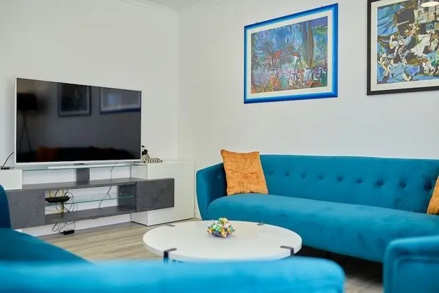 Ev (3 Bedroom HH with Garden and Sea View)