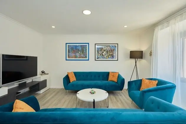 Ev (3 Bedroom HH with Garden and Sea View)